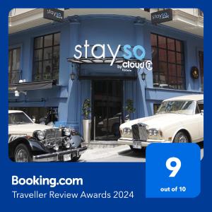 twee oude auto's geparkeerd voor een gebouw bij Stayso by Cloud7 Hotels in Istanbul