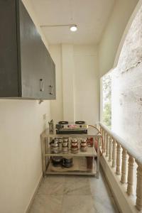 een kleine keuken met een fornuis en een trap bij Legend's studio room with Mini kitchenette in Hyderabad