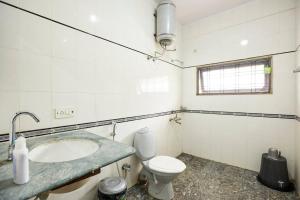 ein weißes Bad mit einem Waschbecken und einem WC in der Unterkunft Legend's studio room with Mini kitchenette in Hyderabad