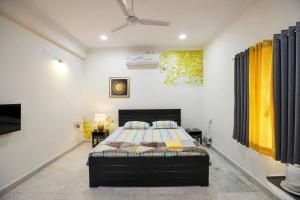 - une chambre avec un lit et une cheminée dans l'établissement Legend's studio room with Mini kitchenette, à Hyderabad