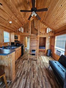- une cuisine avec un ventilateur de plafond dans une cabane en rondins dans l'établissement Wheeler Lake Sunset Retreat 1, à Hillsboro