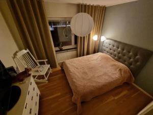 Кровать или кровати в номере Hela huset