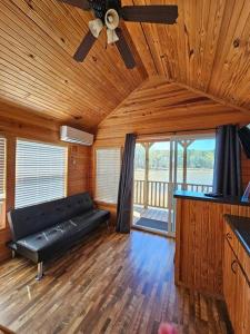 - un salon avec un canapé et un ventilateur de plafond dans l'établissement Wheeler Lake Sunset Retreat 1, à Hillsboro