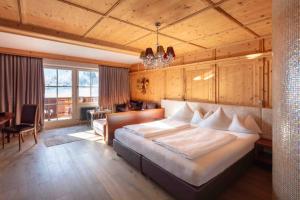 A bed or beds in a room at Hotel Krallerhof