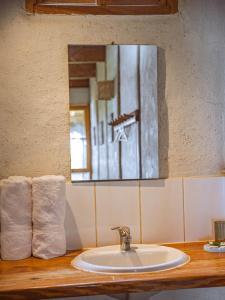 un lavandino in bagno con specchio e asciugamani di Bungalows Las Balsas a Máncora