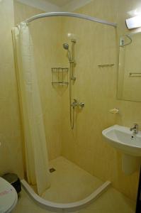 Kylpyhuone majoituspaikassa GT Villa Astoria Apartments