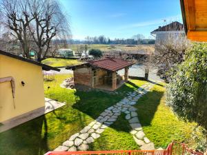 a garden with a stone path next to a building at LOCANDA VECCHIO NOVECENTO in Grosso