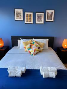 een blauwe kamer met een bed met twee handdoeken erop bij Columbano's House - Apartment in Central Lisbon in Lissabon