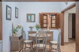 Un comedor con mesa y sillas en SONRYE Graciosa, en Caleta de Sebo