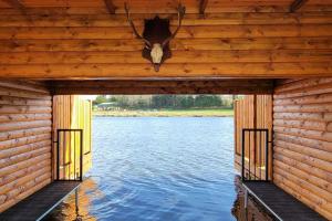 Waterfront Lodges - South Cabin في بالينامور: منظر من الداخل على مبنى خشبي فوق الماء
