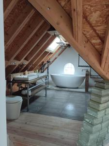 Baño en el ático con bañera y lavamanos en Remarkable 7-Bed House in London, en Londres