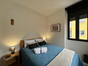 um quarto com uma cama azul e 2 almofadas em Casas da Corujeira 2 em Porto