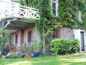 ein Haus mit einem Balkon mit Pflanzen darauf in der Unterkunft La Villa Marguerite in Pourville-sur-Mer