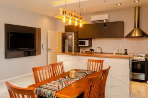 a kitchen with a table and chairs and a kitchen with a counter at N3-Catamarca in Villa Constitución