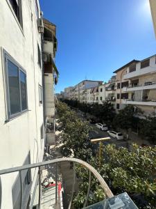 - un balcon offrant une vue sur la rue dans l'établissement You will love it, à Durrës