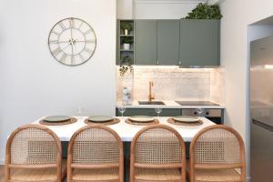 Ett kök eller pentry på Athens Premium Suites - Sunny 2 Bedroom Suite with Parking