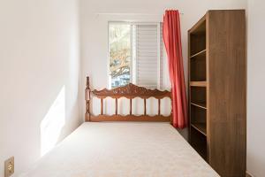 1 dormitorio con cama y ventana en Apartlaguna, en Laguna