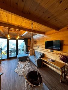 a living room with a hammock in a cabin at Takidagevleri in Çamlıhemşin