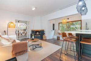 uma sala de estar com um sofá e uma mesa em Bacom House completa em Caldes de Malavella
