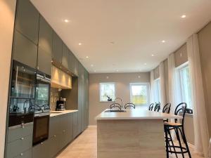 een grote keuken met een eiland met een aanrecht bij Luxury Villa with Jacuzzi in Stockholm