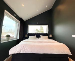 - une chambre avec un grand lit et une fenêtre dans l'établissement Luxury Villa with Jacuzzi, à Stockholm