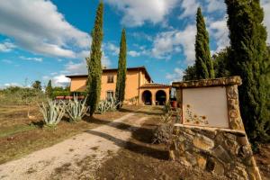 a house with trees in front of it at Agriturismo Casetta in Gavorrano