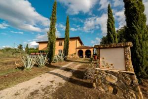 una casa con árboles delante de ella en Agriturismo Casetta, en Gavorrano