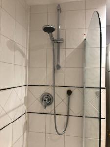 eine Dusche mit Duschkopf im Bad in der Unterkunft Delight Marvel - Cades Place in Maidstone
