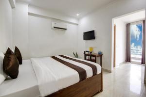 A bed or beds in a room at Niketan Medanta Service Apartment - A BOUTIQUE HOTEL