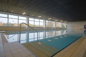 una gran piscina en un gran edificio en Apartment 555, en Hohegeiss