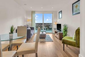 een woonkamer met een eettafel en een woonkamer bij Talisman & Duckman Tower at Canary Wharf by MySquare in Londen