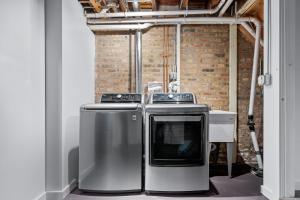 uma cozinha com um fogão e um micro-ondas em Luxe SFH in the Heart of Old Town em Chicago
