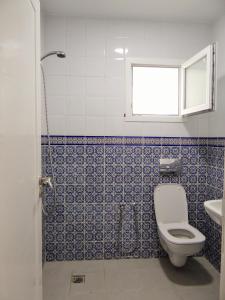 ein Bad mit einem WC und einem Waschbecken in der Unterkunft Residence Sterne in Ḩammām al Ghazzāz