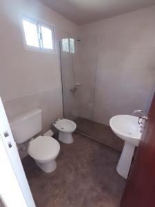 un baño con inodoro y lavabo en Casablanca La Granja de Capilla, en Capilla del Monte 16 fotos más