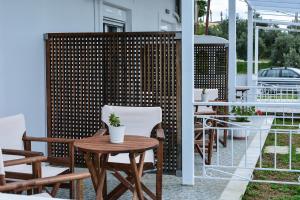 een patio met een tafel en stoelen en een hek bij Daphne's studio 1 in Skiathos-stad