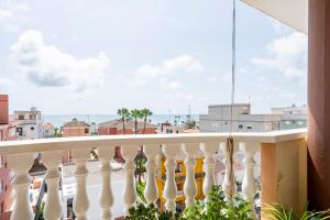 einen weißen Balkon mit Stadtblick in der Unterkunft Apto. con wifi, piscina, vistas al mar y parking. in Moncófa