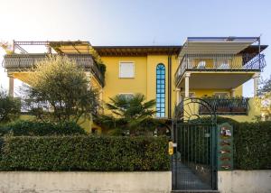 una casa amarilla con una puerta delante de ella en Casa Riello, a due passi dal lago, en Padenghe sul Garda