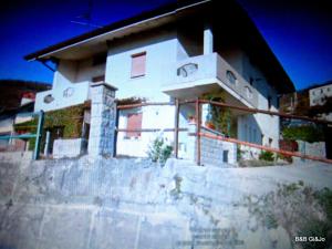ein weißes Haus mit einer Treppe davor in der Unterkunft B&B da Gi&Jo in Forgaria nel Friuli