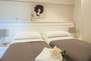 2 nebeneinander sitzende Betten in einem Schlafzimmer in der Unterkunft Tornabuoni Charming Apartment in Florenz