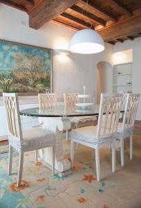 ein Esszimmer mit einem Tisch und 4 Stühlen in der Unterkunft Tornabuoni Charming Apartment in Florenz
