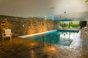 una piscina in una casa con un muro di pietra di Rondablikk Fjellstasjon a Mysusæter