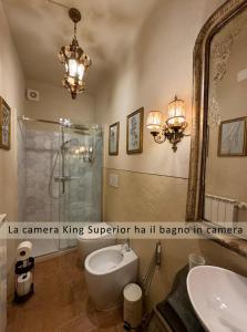La salle de bains est pourvue de toilettes, d'un lavabo et d'un miroir. dans l'établissement Casale San Giorgio, à Luco di Mugello