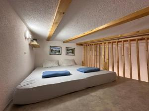 een slaapkamer met een groot bed met blauwe kussens erop bij Holiday Home Emma in Bihać
