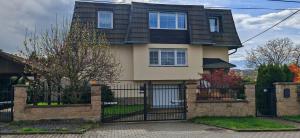 una casa con un cancello nero e una recinzione di Apartmá Kanada a Štramberk