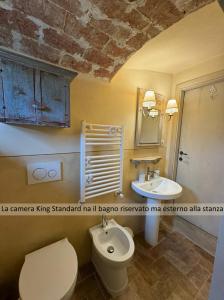 y baño con aseo y lavamanos. en Casale San Giorgio, en Luco di Mugello