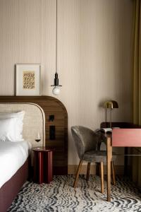 sypialnia z łóżkiem, biurkiem i krzesłem w obiekcie Zinar Castle w Krakowie