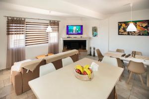 TV a/nebo společenská místnost v ubytování Afrathias Beachhouse - Cretan Hideaway