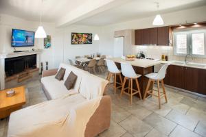 TV a/nebo společenská místnost v ubytování Afrathias Beachhouse - Cretan Hideaway