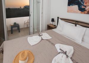 Postel nebo postele na pokoji v ubytování Afrathias Beachhouse - Cretan Hideaway