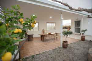 Patio nebo venkovní prostory v ubytování Afrathias Beachhouse - Cretan Hideaway
